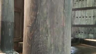 木质木门木桩拍摄视频视频的预览图